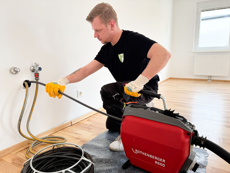 Der Kanalheld-Techniker behebt die Verstopfung professionell mittels elektromechanischer Feder