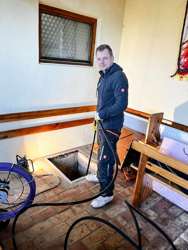 Der Kanalheld-Techniker reinigt den Kanal gründlich mit bis zu 180 bar Hochdruck um alle Verschmutzungen zu beseitigen